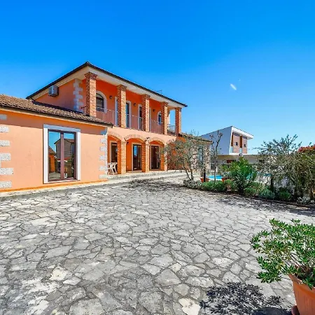 Ferienhaus Spacious Holiday In Vi Njan With Private Pool Višnjan