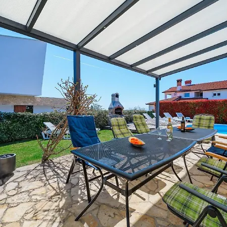 Ferienhaus Spacious Holiday In Vi Njan With Private Pool