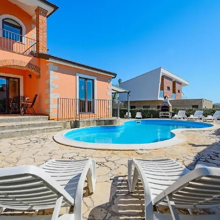 Spacious Holiday In Vi Njan With Private Pool